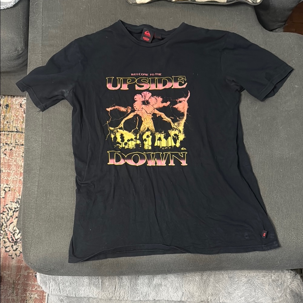 Quiksilver X Stranger Things Hellfire Surf Club Welcome Tee Large